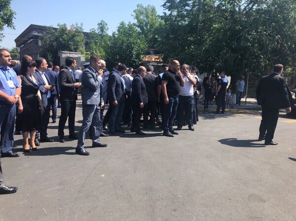 Դուխով տիկնիկ, հայկական կոշիկ և ուշագնացություն. Փաշինյանը Գյումրիում շրջեց տաղավարներով  - Sputnik Արմենիա