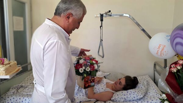 Лечащие врачи и дирекция медцентра Сурб Аствацамайр поздравила с 17-летием пострадавшую в ДТП в Гори (Грузия) пациентку Лиану (20 июля 2019). Еревaн - Sputnik Армения