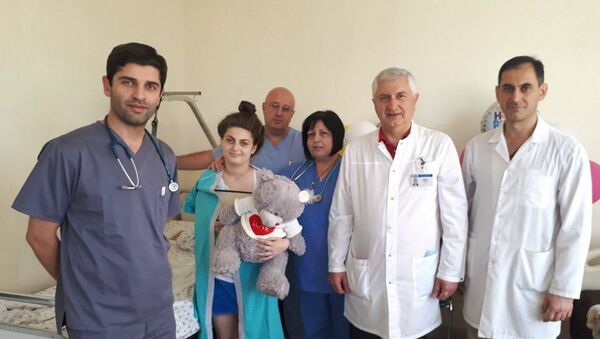 Лечащие врачи и дирекция медцентра Сурб Аствацамайр поздравила с 17-летием пострадавшую в ДТП в Гори (Грузия) пациентку Лиану (20 июля 2019). Еревaн - Sputnik Արմենիա