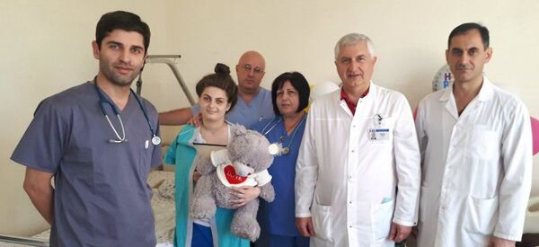 Лечащие врачи и дирекция медцентра Сурб Аствацамайр поздравила с 17-летием пострадавшую в ДТП в Гори (Грузия) пациентку Лиану (20 июля 2019). Еревaн Лечащие врачи и дирекция медцентра Сурб Аствацамайр поздравила с 17-летием пострадавшую в ДТП в Гори (Грузия) пациентку Лиану (20 июля 2019). Еревaн - Sputnik Արմենիա