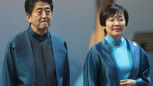 Премьер-министр Японии Синдзо Абэ с супругой Акиэ  - Sputnik Армения