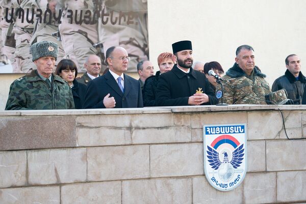 Министр обороны Сейран Оганян на торжественном открытии учебного года в миротворческой бригаде ВС Армении Министр обороны Сейран Оганян на торжественном открытии учебного года в миротворческой бригаде ВС Армении - Sputnik Армения