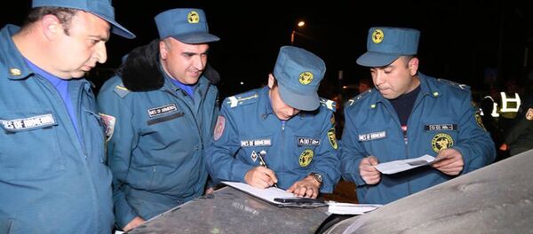 Сотрудники МЧС на месте ДТП Сотрудники МЧС на месте ДТП - Sputnik Армения