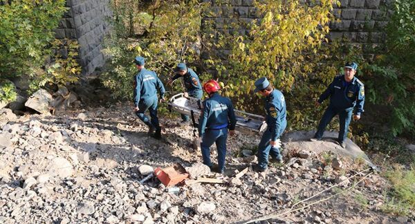 Сотрудники МЧС на месте происшествия Сотрудники МЧС на месте происшествия - Sputnik Армения