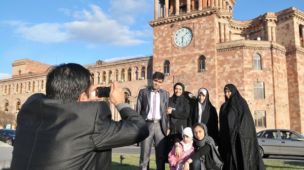 Туристы в Армении фотографируются на фоне главных часов Республики - Sputnik Армения