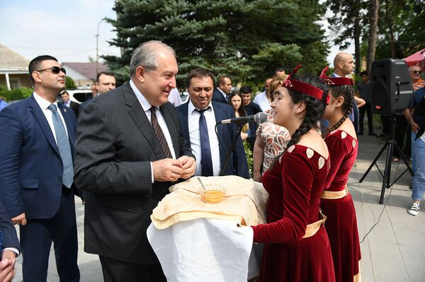 ՀՀ նախագահին աղուհացով են դիմավորել. նա հարգանքի տուրք է մատուցել Սոս Սարգսյանի հիշատակին - Sputnik Արմենիա