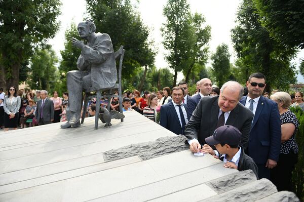 ՀՀ նախագահին աղուհացով են դիմավորել. նա հարգանքի տուրք է մատուցել Սոս Սարգսյանի հիշատակին - Sputnik Արմենիա