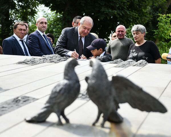 ՀՀ նախագահին աղուհացով են դիմավորել. նա հարգանքի տուրք է մատուցել Սոս Սարգսյանի հիշատակին - Sputnik Արմենիա