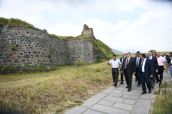 И пояс Hermès: как Армена Саркисяна подкараулили в Лори модники, влюбленные и президент  - Sputnik Армения