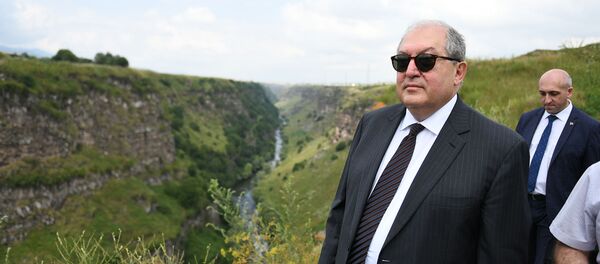 Президент Армен Саркисян посетил Лорийскую крепость в рамках рабочего визита в Лорийскую область (20 июля 2019). Степанаван - Sputnik Армения