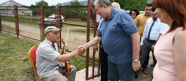Президент Армен Саркисян посетил общину Гюлагарак в рамках рабочего визита в Лорийскую область (20 июля 2019). Гюлагарак Президент Армен Саркисян посетил общину Гюлагарак в рамках рабочего визита в Лорийскую область (20 июля 2019). Гюлагарак - Sputnik Արմենիա