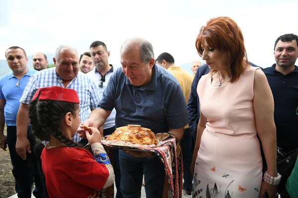 Նորաձև լոռեցիք զարմացրին նախագահին, զույգը հարսանիքի հրավիրեց, տատիկը` հանգստի - Sputnik Արմենիա