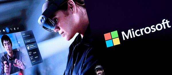 Технический сотрудник Microsoft Алекс Кипман раскрывает HoloLens 2 во время презентации на мобильной выставке MWC (24 февраля 2019). Барселона - Sputnik Արմենիա