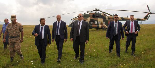 Губернатор Лори Андрей Гукасян встречает президента Армена Саркисяна аэропорту (20 июля 2019). Степанаван Губернатор Лори Андрей Гукасян встречает президента Армена Саркисяна аэропорту (20 июля 2019). Степанаван - Sputnik Армения