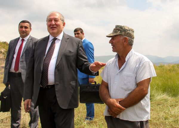 И пояс Hermès: как Армена Саркисяна подкараулили в Лори модники, влюбленные и президент  - Sputnik Армения