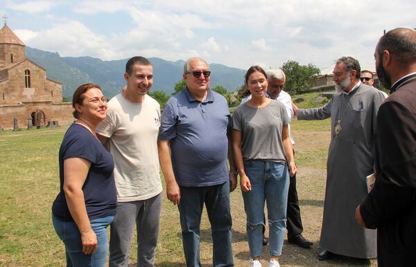 Նորաձև լոռեցիք զարմացրին նախագահին, զույգը հարսանիքի հրավիրեց, տատիկը` հանգստի - Sputnik Արմենիա