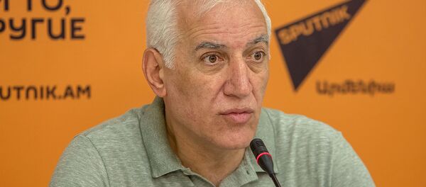 Ваагн Хачатрян на пресс-конференции – Первоочередные задачи нынешних властей Еревана. Год спустя (22 июля 2019). Еревaн - Sputnik Արմենիա