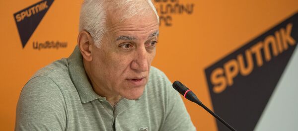 Ваагн Хачатрян на пресс-конференции – Первоочередные задачи нынешних властей Еревана. Год спустя (22 июля 2019). Еревaн Ваагн Хачатрян на пресс-конференции – Первоочередные задачи нынешних властей Еревана. Год спустя (22 июля 2019). Еревaн - Sputnik Արմենիա