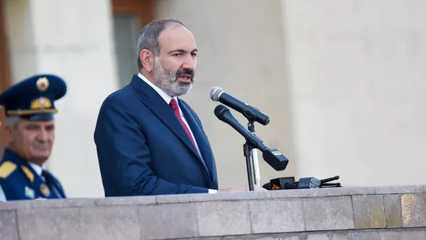 Премьер-министр Никол Пашинян во время церемонии награждения выпускников военно-учебных заведений (22 июля 2019). Еревaн - Sputnik Армения
