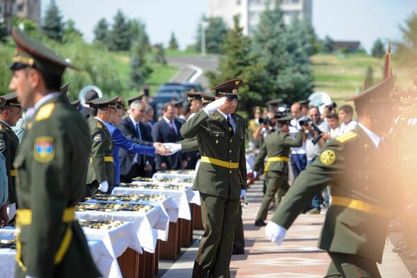 Церемония вручения дипломов выпускникам военно-учебных заведений (22 июля 2019). Еревaн - Sputnik Армения