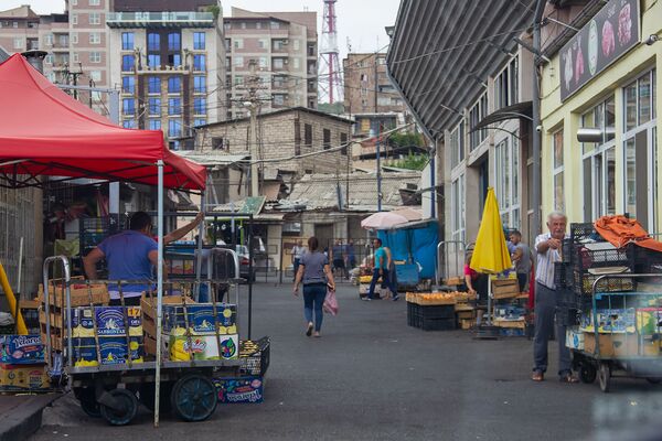 Не едим, работаем: как ереванцы выживают в адскую жару, и о чем шепчет Трудовой кодекс - Sputnik Армения