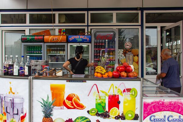 Не едим, работаем: как ереванцы выживают в адскую жару, и о чем шепчет Трудовой кодекс - Sputnik Армения