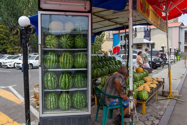 Не едим, работаем: как ереванцы выживают в адскую жару, и о чем шепчет Трудовой кодекс - Sputnik Армения