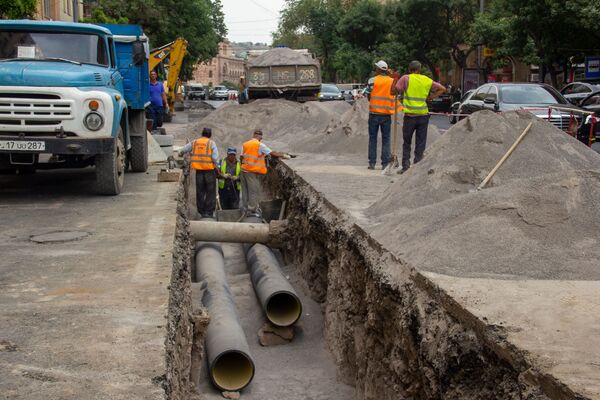 Не едим, работаем: как ереванцы выживают в адскую жару, и о чем шепчет Трудовой кодекс - Sputnik Армения