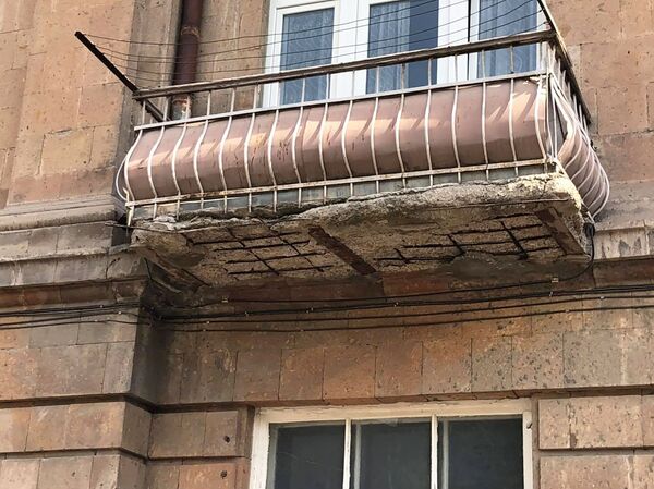 Հերթական ինքնափլուզումը Գյումրիում. շենքը վտանգավոր է և՛ բնակիչների, և՛ անցորդների համար - Sputnik Արմենիա