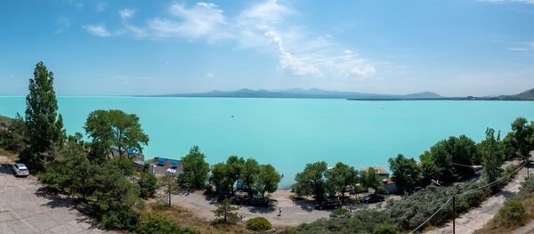 Вид на озеро Севан с дома творчества писателей Вид на озеро Севан с дома творчества писателей - Sputnik Армения