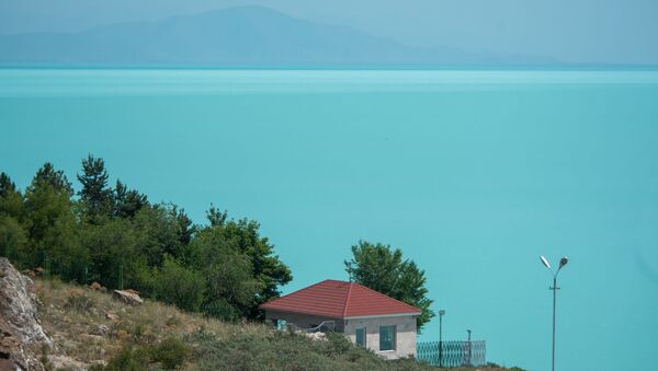 Вид на озеро Севан с дома творчества писателей - Sputnik Армения