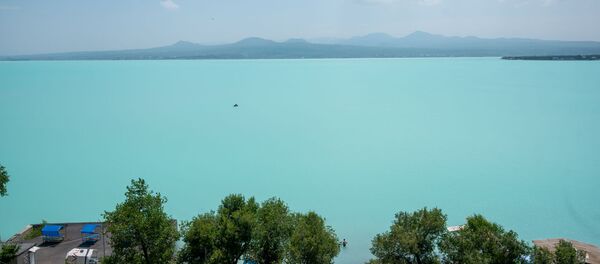 Вид на озеро Севан с дома творчества писателей Вид на озеро Севан с дома творчества писателей - Sputnik Արմենիա