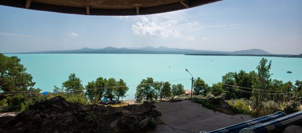 Вид на озеро Севан с дома творчества писателей - Sputnik Армения