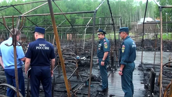 Сотрудники МЧС России на месте пожара в палаточном городке на территории горнолыжного комплекса «Холдоми» (23 июля 2019). Хабаровский край - Sputnik Армения