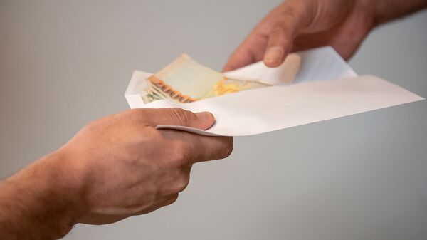 Передача конверта с деньгами - Sputnik Армения