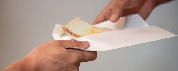 Передача конверта с деньгами - Sputnik Արմենիա