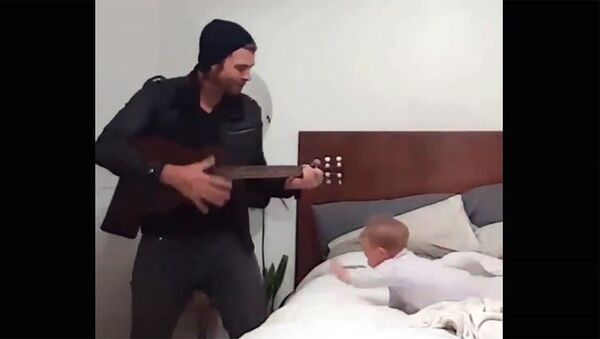 Отец играет на гитаре для малолетнего ребенка - Sputnik Արմենիա