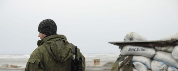 Ополченец на блок-посту в поселке Енакиево в Донецкой области. - Sputnik Армения