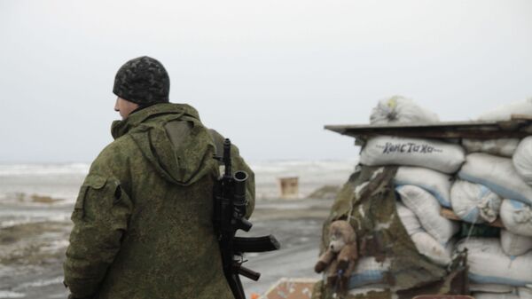 Ополченец на блок-посту в поселке Енакиево в Донецкой области. - Sputnik Армения