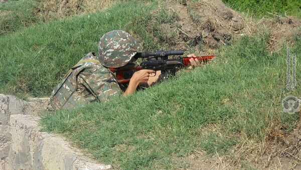 Армянский военнослужащий на тренировках по стрельбе - Sputnik Արմենիա