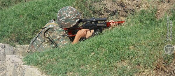 Армянский военнослужащий на тренировках по стрельбе - Sputnik Армения