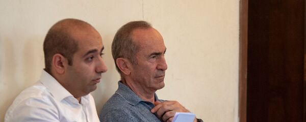 Роберт Кочарян с адвокатом Ованнесом Худояном на заседании суда по вопросу частичного снятия ареста с его имущества (24 июля 2019). Еревaн - Sputnik Արմենիա