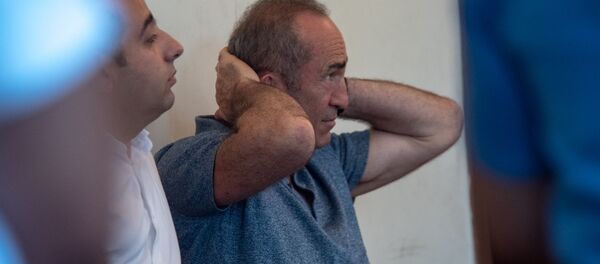 Роберт Кочарян с адвокатом Ованнесом Худояном на заседании суда по вопросу частичного снятия ареста с его имущества (24 июля 2019). Еревaн - Sputnik Արմենիա