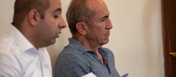 Роберт Кочарян с адвокатом Ованнесом Худояном на заседании суда по вопросу частичного снятия ареста с его имущества (24 июля 2019). Еревaн - Sputnik Արմենիա