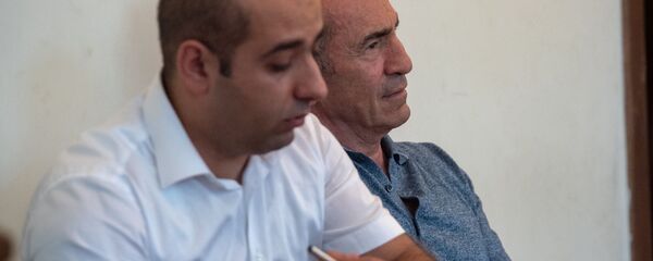 Роберт Кочарян с адвокатом Ованнесом Худояном на заседании суда по вопросу частичного снятия ареста с его имущества (24 июля 2019). Еревaн - Sputnik Արմենիա