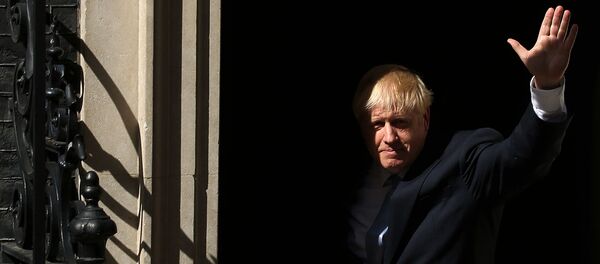 Новый премьер-министр Великобритании Борис Джонсон машет рукой после выступления (24 июля 2019). Лондон - Sputnik Армения