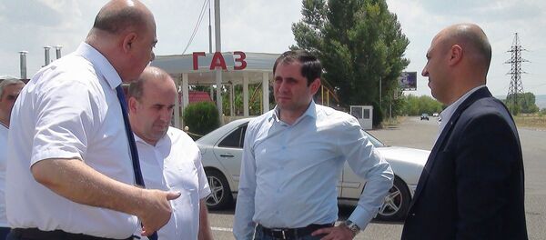 Министр территориального управления и инфраструктур Сурен Папикян и губернатор Ширака Тигран Петросян наблюдают за ремонтом дорог (24 июля 2019). Гюмри - Sputnik Արմենիա