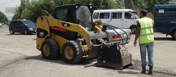 Министр территориального управления и инфраструктур Сурен Папикян ознакомился с ходом ремонта дорог (24 июля 2019). Гюмри Министр территориального управления и инфраструктур Сурен Папикян ознакомился с ходом ремонта дорог (24 июля 2019). Гюмри - Sputnik Армения