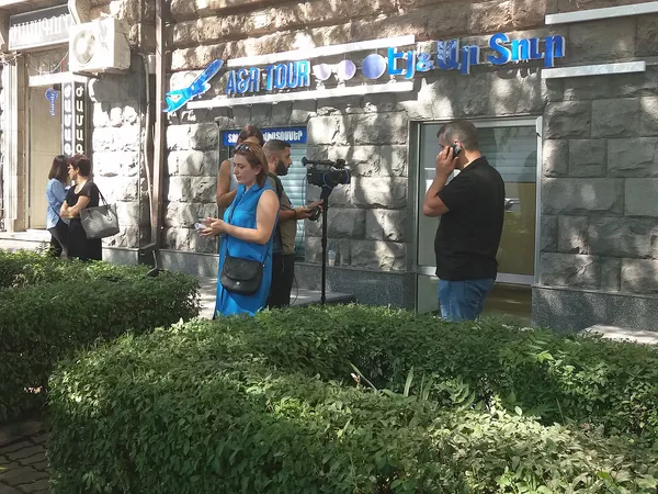 Родственники застрявших в Египте армянских граждан протестуют у офиса туроператора Родственники застрявших в Египте армянских граждан протестуют у офиса туроператора - Sputnik Армения