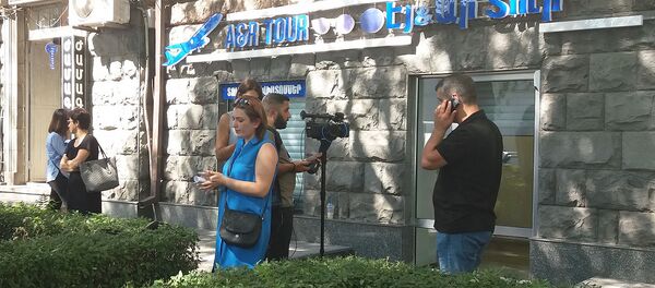Журналисты у офиса тур.компании A&R Tour (25 июля 2019). Еревaн - Sputnik Արմենիա